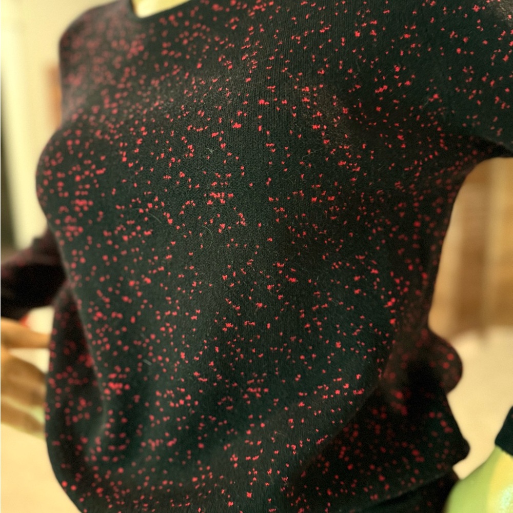 Chic Black And Red Patterned Blouse - image 1